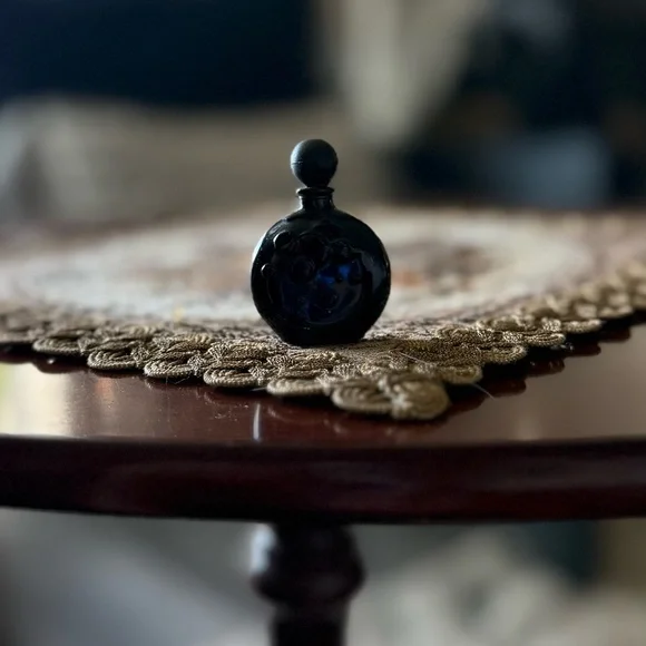 Elegant Black Decorative empty perfume Bottle - Picture 5 of 5